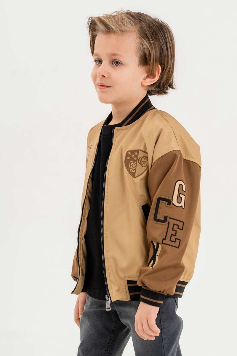 Gold Class Kidswear جاكيت كلية أولاد مقاوم للماء جيب مزدوج مطرز من الفئة الذهبية  - Image 1