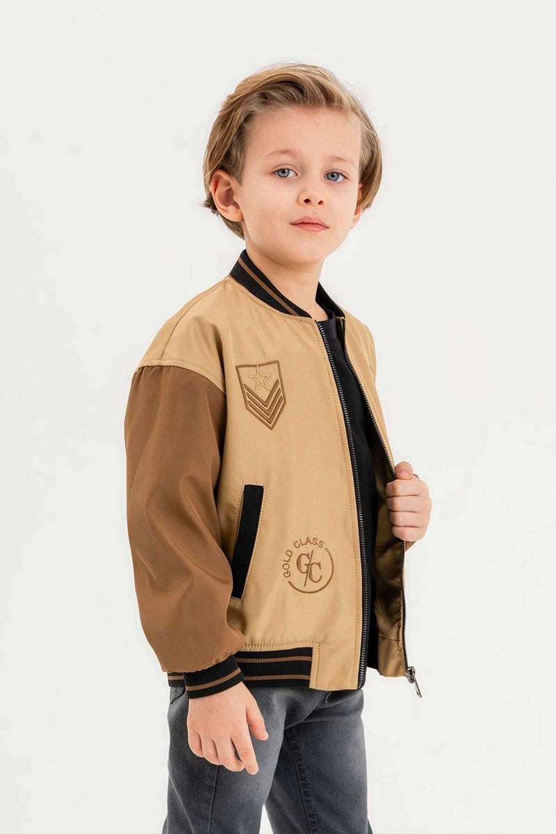 Gold Class Kidswear جاكيت كلية أولاد مقاوم للماء جيب مزدوج مطرز من الفئة الذهبية  - Image 4