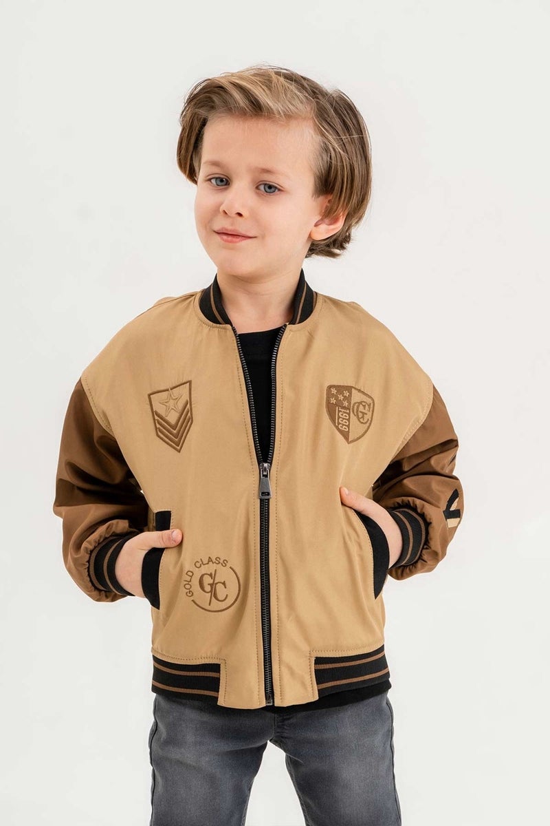 Gold Class Kidswear جاكيت كلية أولاد مقاوم للماء جيب مزدوج مطرز من الفئة الذهبية  - Image 2