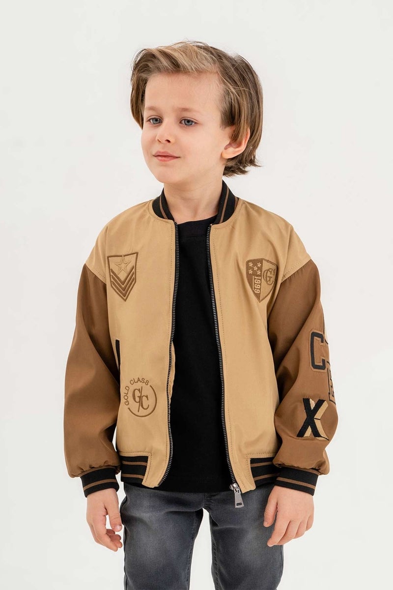 Gold Class Kidswear جاكيت كلية أولاد مقاوم للماء جيب مزدوج مطرز من الفئة الذهبية  - Image 3