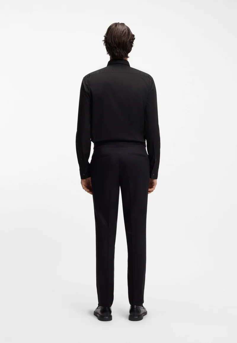 هوجو قميص بقصة ضيقة من القطن المطاطي بشعار مكدس