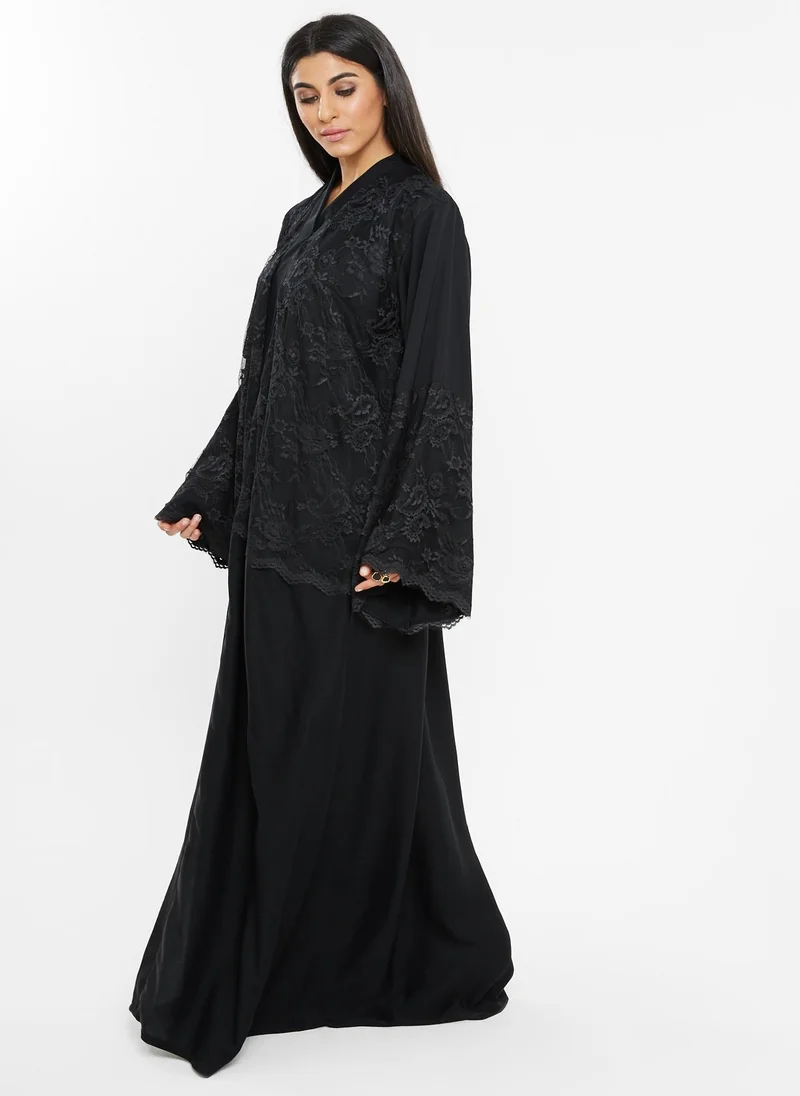 النخبة Black embroidered abaya