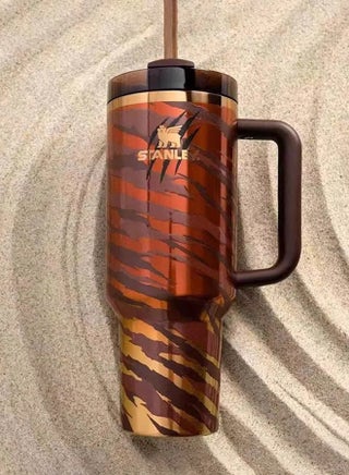 كوب ستانلي كوينشر H20 فلوستيت معزول بتفريغ الهواء من الفولاذ المقاوم للصدأ، سعة 40 أونصة، مع غطاء وقشة، مناسب للمياه والشاي المثلج أو القهوة والعصائر وغيرها، بلون كريمي (نقشة نمر) - view 4