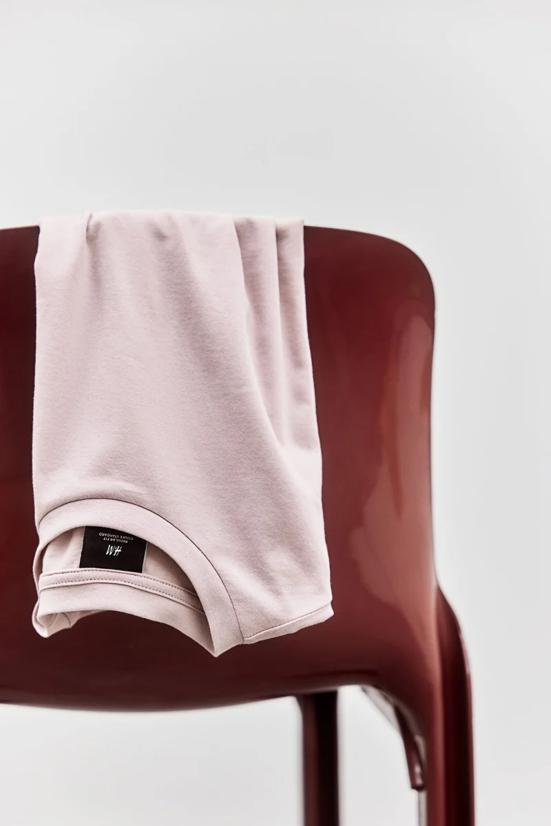 اتش اند ام تي-شيرت من القطن بقصة عادية