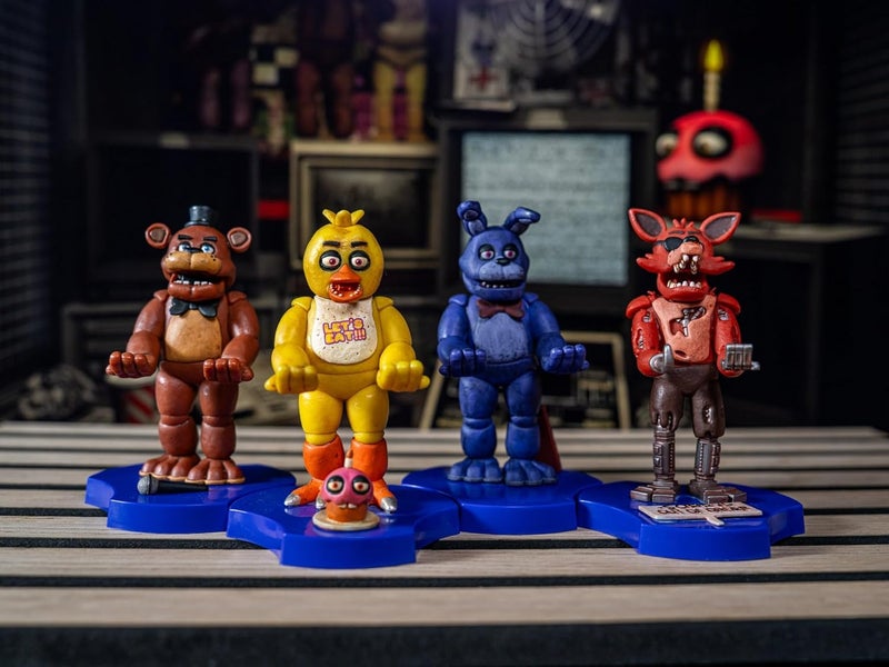 كابل جايز حامل هاتف Cableguys Minis Five Nights at Freddy's Bonnie وحامل سماعات الأذن - حامل هاتف مبتكر لديكور المكتب وإكسسوارات السرير، حامل سماعات داخل الأذن للهواتف الذكية والأجهزة الص��يرة - Image 4