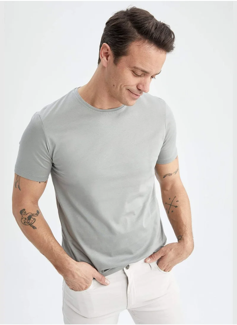 ديفاكتو Short-Sleeved Regular Fit Crew Neck T-Shirt