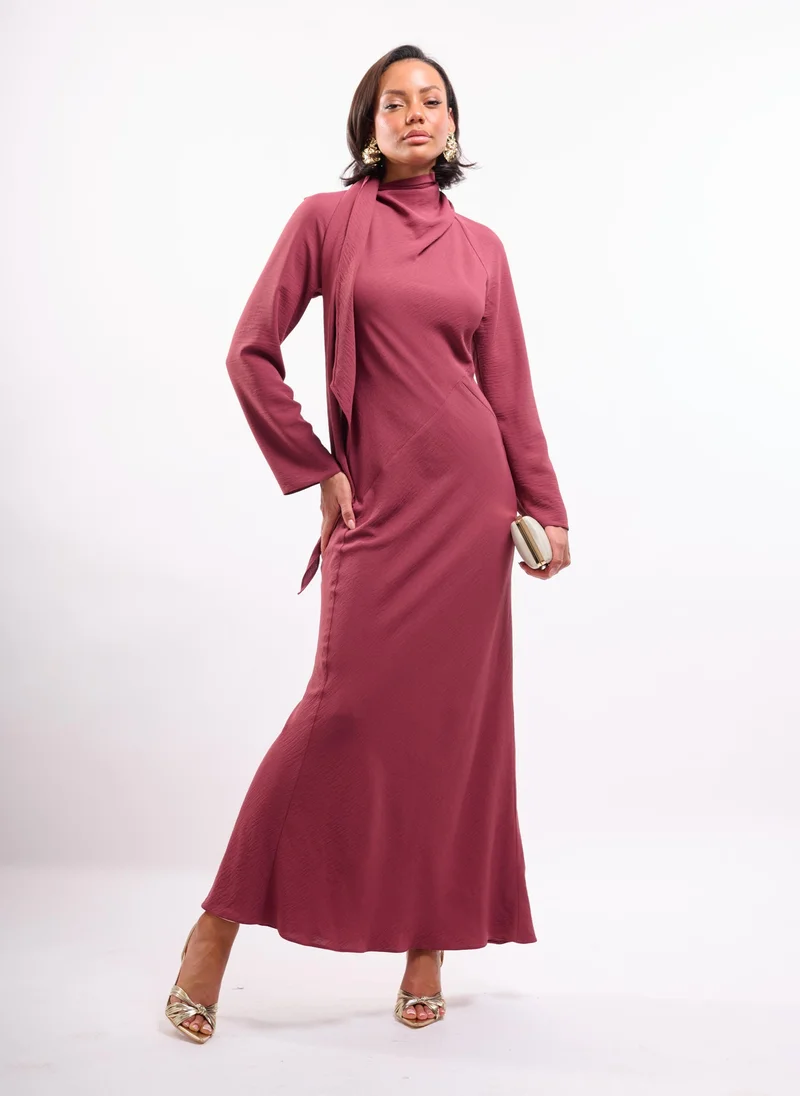 فايا فستان ماكسي طويل بأكمام طويلة وتفاصيل وشاح بلون التوت