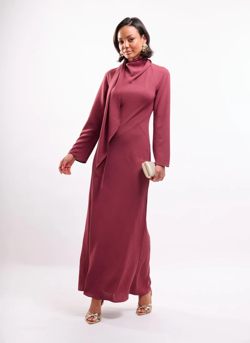 فايا فستان ماكسي طويل بأكمام طويلة وتفاصيل وشاح بلون التوت