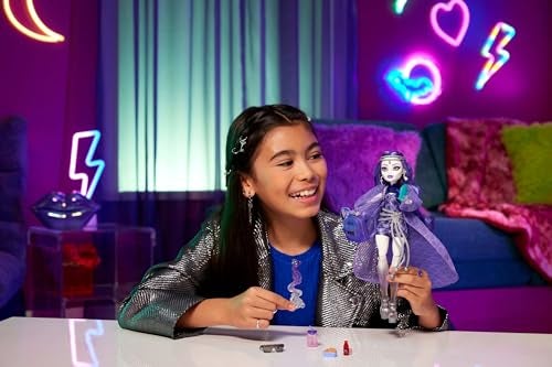 MONSTER HIGH دمية مونستر هاي سبيكترا فونديرغايست مع حيوانها الأليف فرين ورهانات مثل حقيبة ظهر، جهاز لوحي، وجبات خفيفة والمزيد - Image 2