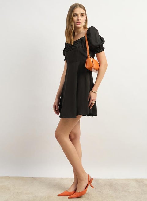 فستان بأكمام منفوشة