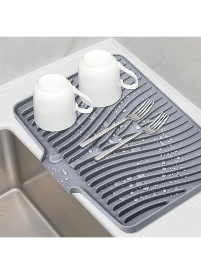 هومستر أدوات المائدة المصنوعة من السيليكون وسائد التجفيف مناسبة لعدادات المطبخ، وسائد تجفيف الأطباق، وسائد التصريف المضادة للانزلاق المزودة بأنابيب التصريف المدمجة، وسائد التجفيف بالأحجار المقاومة للحرارة، وتصميم التصريف المنحدر، والشرائط العريضة المرتفعة للتجفيف السريع، والقاعدة غير المنزلقة المزودة بثقب تصريف وحلقة معلق (18.9 بوصة × 13.58 بوصة، رمادي) - Image 2