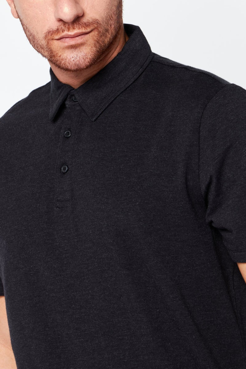 DKNY قميص بولو قصير الأكمام للرجال بتصميم عادي، أسود - Image 3