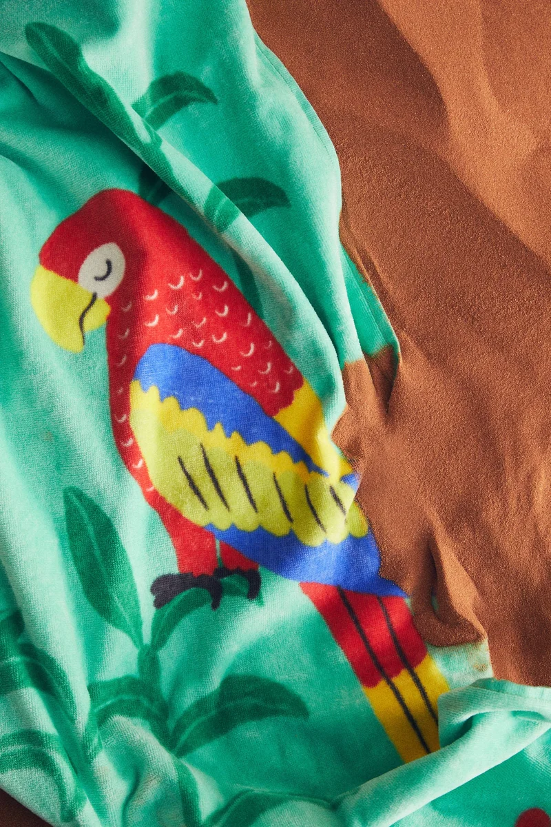 اتش اند ام منشفة للحمام مزينة بنقوش