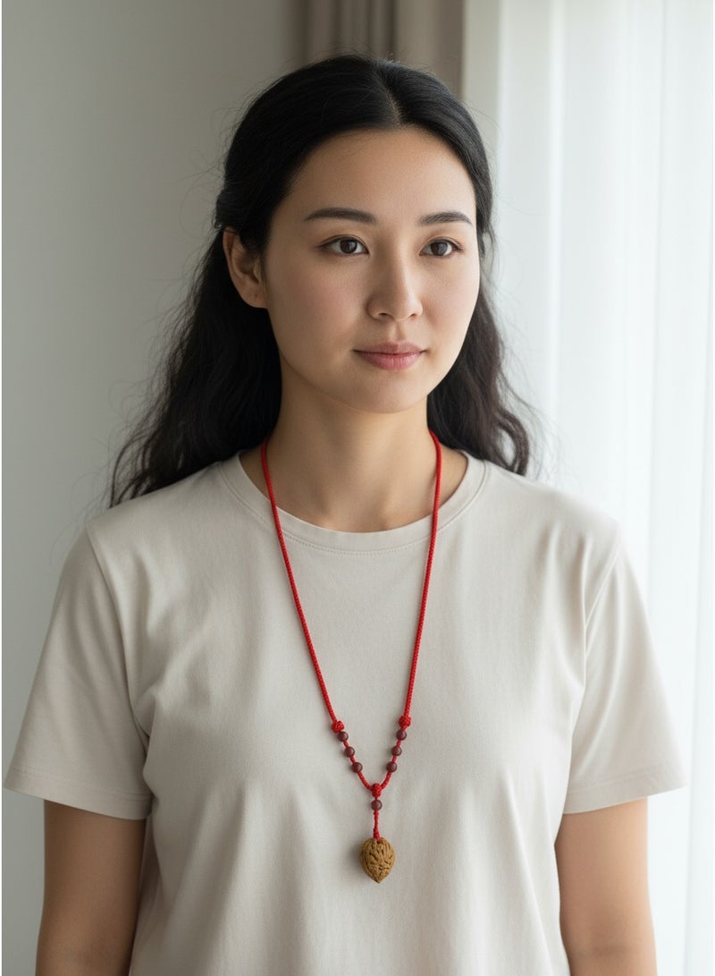 تشوميل قلادة مصنوعة يدويًا من حبل أحمر مضفر محظوظ مع قلادة من بذور الخوخ الطبيعية وخرز - Image 4
