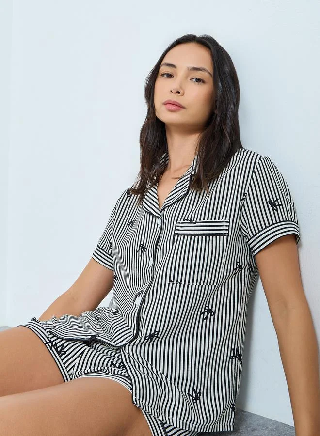 تايك تو مجموعة من شورت وبلوزة بطبعة فيونكة ومخططة