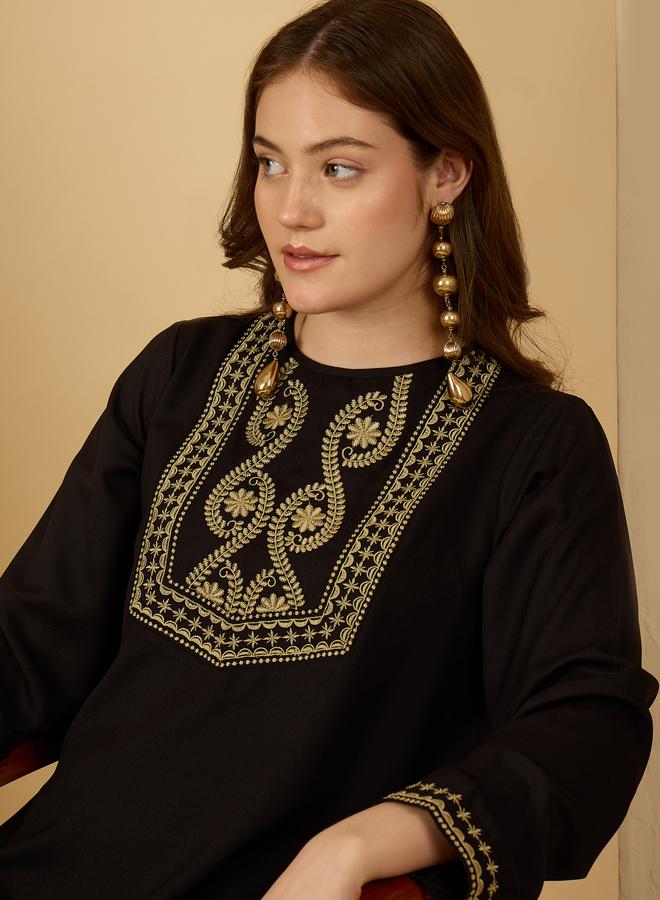 Styli Crepe Jalabiya with Gold Trim - Image 4