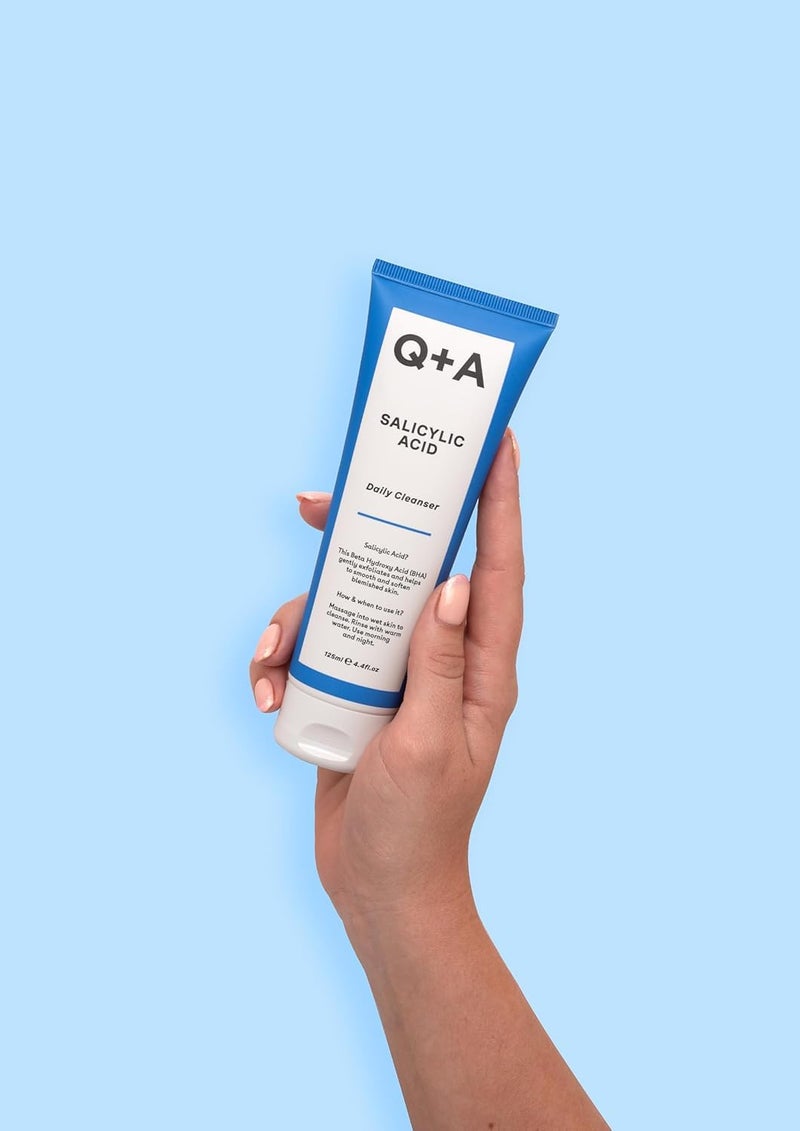 Q+A منظف يومي بحمض الساليسيليك من Q+A – غسول وجه مقشر لبشرة نقية، يستهدف البثور واحتقان المسام، مرطب مع البيتين والألانطوين، نباتي وخالي من القسوة، مصنوع في المملكة المتحدة، 125 مل - Image 3