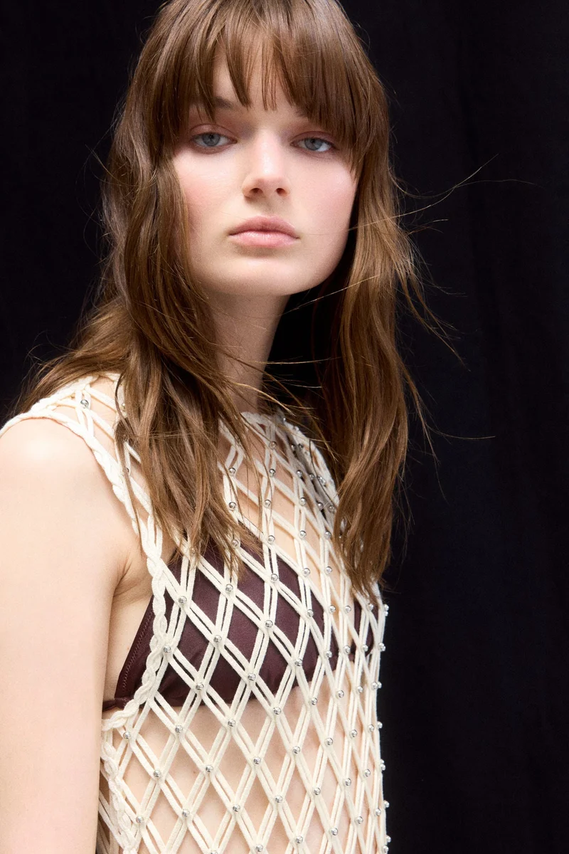 اتش اند ام فستان بتصميم شبكي مزين بالشراشيب