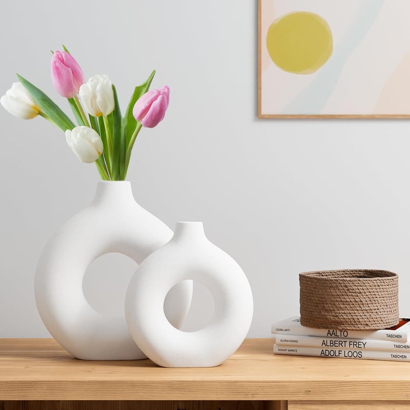 XTORE مزهرية سيراميك بيضاء غير لامعة على شكل دونات لتزيين المنزل | مزهرية زخرفية جمالية بسيطة لغرفة المعيشة، غرفة النوم، المكتب، طاولة القهوة/العشاء - (عبوة من 2، العشب غير متضمن) - Image 4