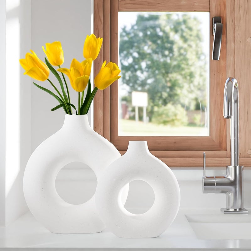 XTORE مزهرية سيراميك بيضاء غير لامعة على شكل دونات لتزيين المنزل | مزهرية زخرفية جمالية بسيطة لغرفة المعيشة، غرفة النوم، المكتب، طاولة القهوة/العشاء - (عبوة من 2، العشب غير متضمن) - Image 5