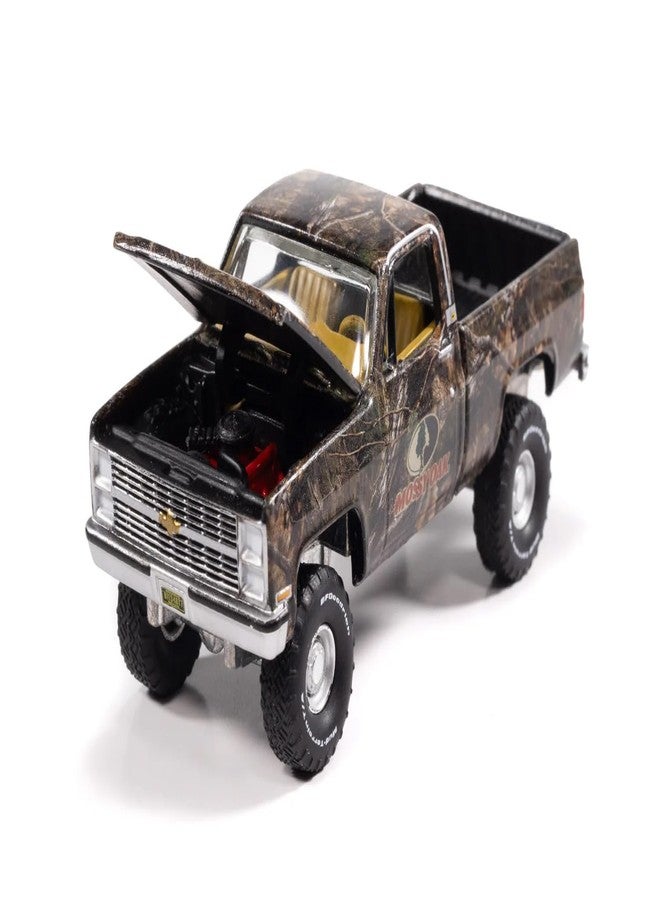 AW AUTO WORLD شاحنة بيك أب موديل 1983، بتصميم تمويه Moss y Oak، من إنتاج Big Country Collectibles، سلسلة 2025، نموذج مصغر بمقياس 1/64 من Auto World، رقم الموديل AWBC003-AWSP199 - Image 1