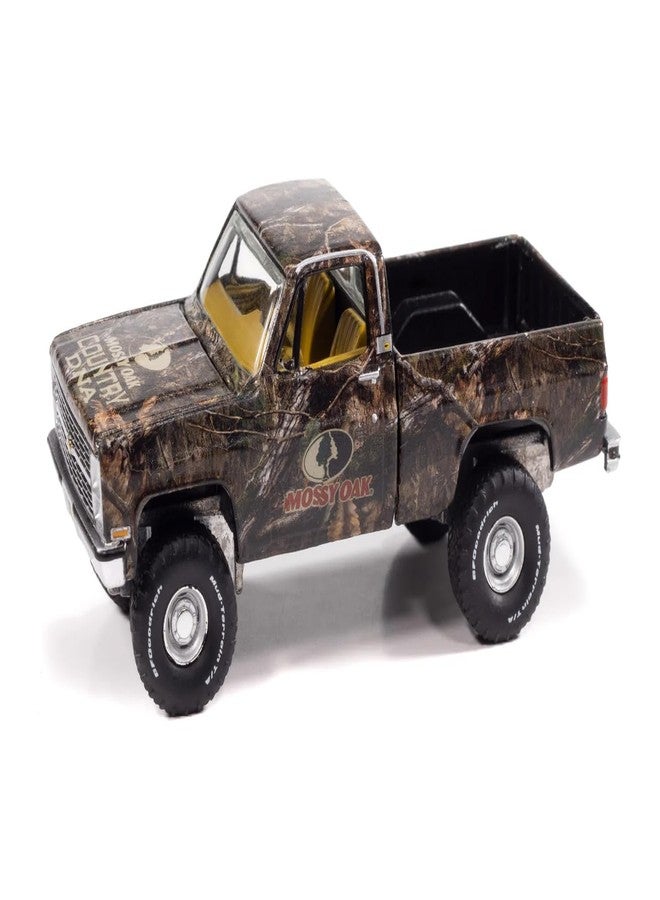 AW AUTO WORLD شاحنة بيك أب موديل 1983، بتصميم تمويه Moss y Oak، من إنتاج Big Country Collectibles، سلسلة 2025، نموذج مصغر بمقياس 1/64 من Auto World، رقم الموديل AWBC003-AWSP199 - Image 3