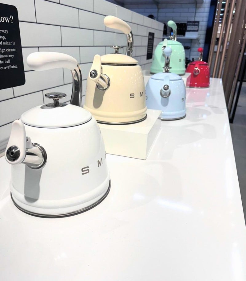 smeg Whistling Kettle – Premium 2.3 L Retro-Style Stainless Steel Tea Kettle, Ergonomic Handle, Italian Design - Image 3
