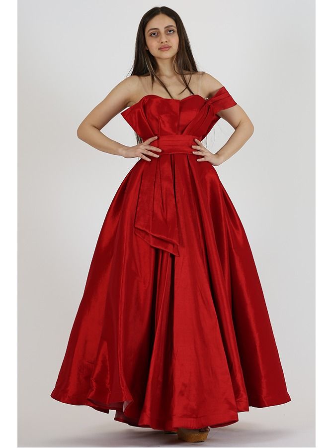 Modern Design Luxurious evening dress of high quality woven Shanton taffeta. This dress was designed with a story inspired by the sixties, decorated with an elegant belt at the waist with a cloche cut from the bottom.  - Image 2