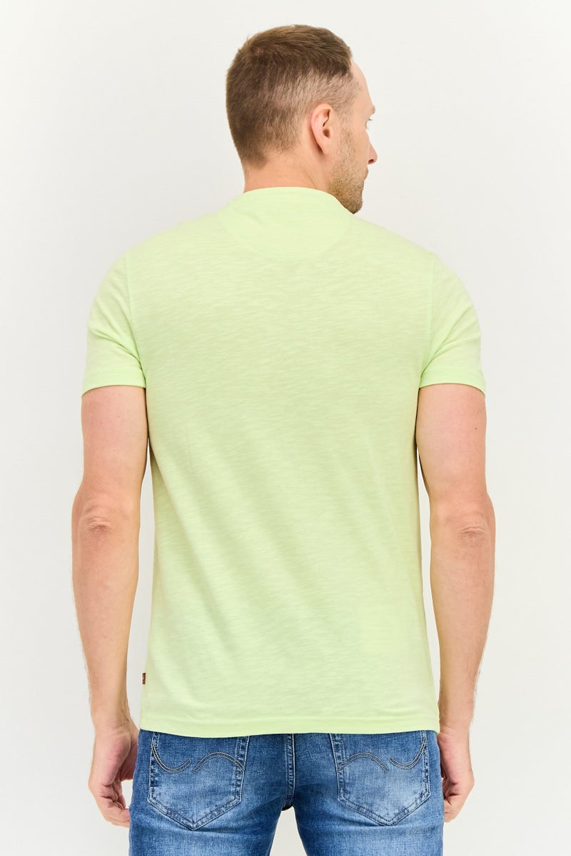 Levi's تي شيرت قصير الأكمام للرجال بياقة دائرية، لون ليموني أخضر - Image 3