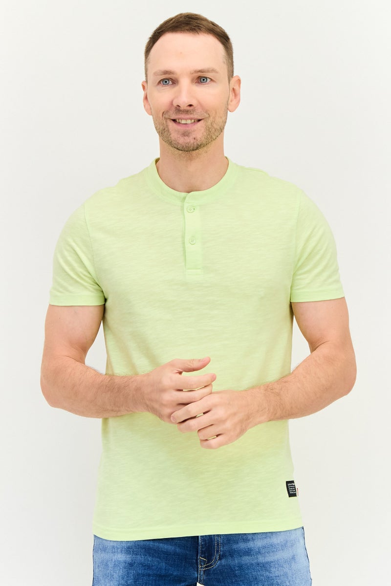 Levi's تي شيرت قصير الأكمام للرجال بياقة دائرية، لون ليموني أخضر - Image 1