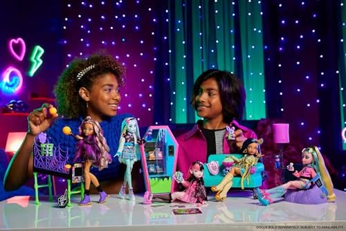 MONSTER HIGH مجموعة ألعاب صالة طلاب مونستر هاي مع أثاث وملحقات ذات طابع خاص مع حيوانين أليفين وآلة بيع تعمل - Image 5