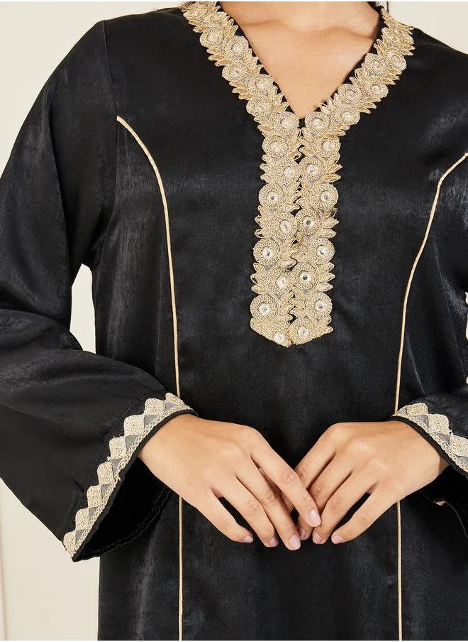 ستايلي Embroidered Piped Detail Jalabiya