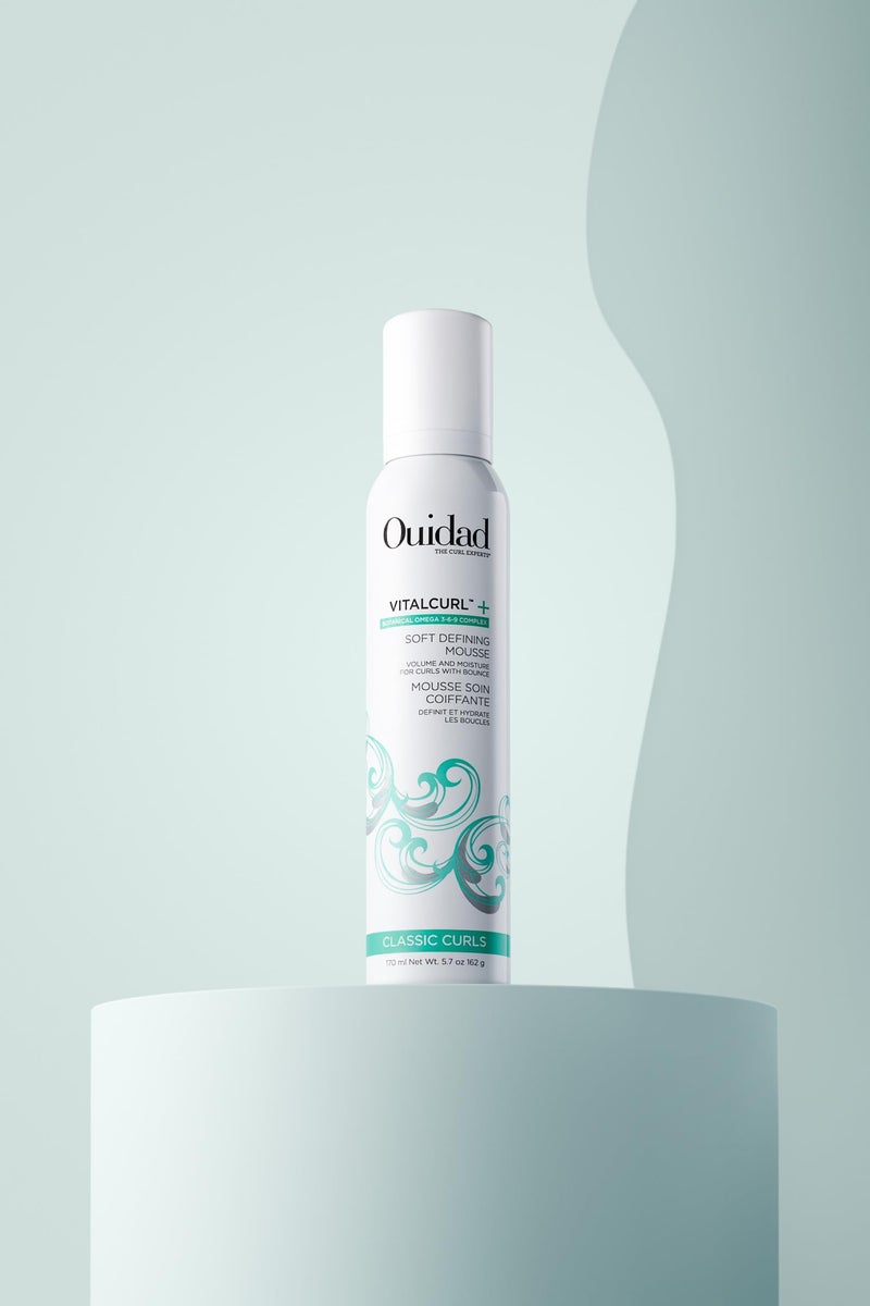 Ouidad موس أويداد فيتال كيرل+ لتعريف التجاعيد، رغوة شعر خفيفة الوزن، مصفف لتثبيت ناعم وقابل للمس، يضيف لمعانًا، وارتدادًا وحجمًا، للتجاعيد الحلزونية - Image 4