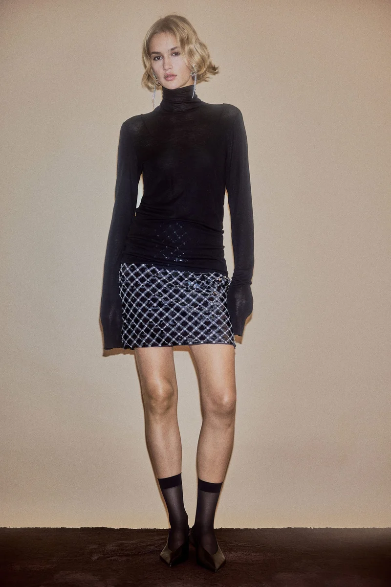 اتش اند ام تنورة ميني مزخرفة