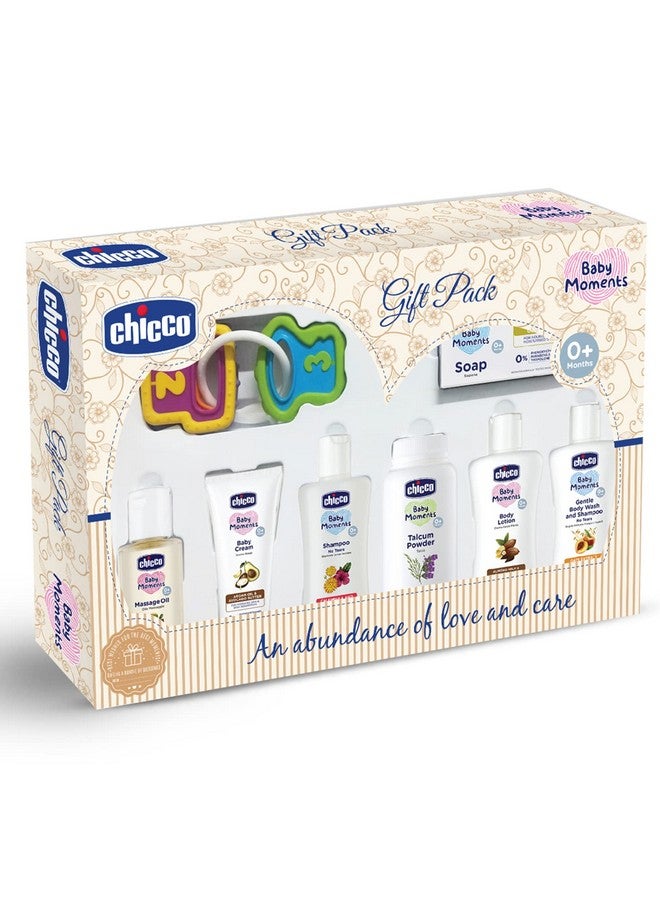 شيكو مجموعة هدايا Baby Moments Delight (بيج) تحتوي على 7 منتجات للعناية ببشرة الطفل وشعره ولعبة خشخشة | مجموعة هدايا العناية بالطفل لحفل استقبال المولود الجديد والآباء الجدد وأعياد الميلاد | خالية من الفينوكسي إيثانول - Image 1