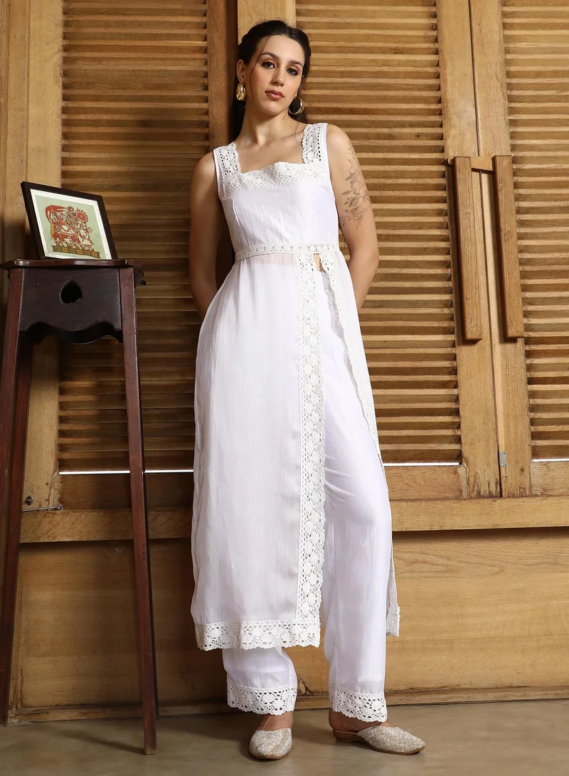  قصة طقم كورتا نسائي أبيض بخيوط مطرزة بفتحة جانبية للملابس الكاجوال بياقة مربعة بدون أكمام قطعتين بتصميم مريح للملابس العرقية اليومية