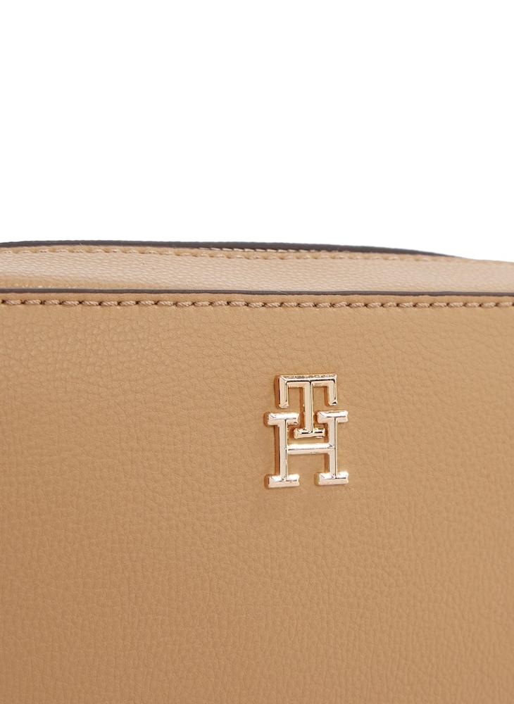 تومي جينز Logo Detail Zip Over Crossbody  - Image 3