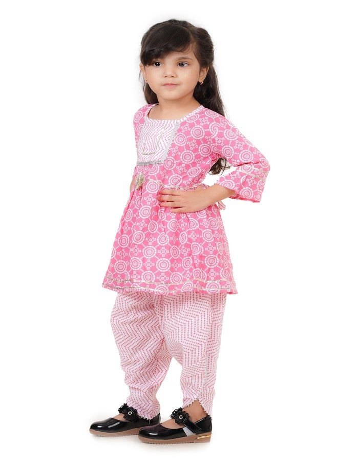 Little Dreams أحلام صغيرة (بنطلون أران للبنات الصغيرات بتصميم جايفوري مع أكمام مزخرفة وسروال دهوتي | فستان عرقي وردي (3-4 سنوات) - Image 3