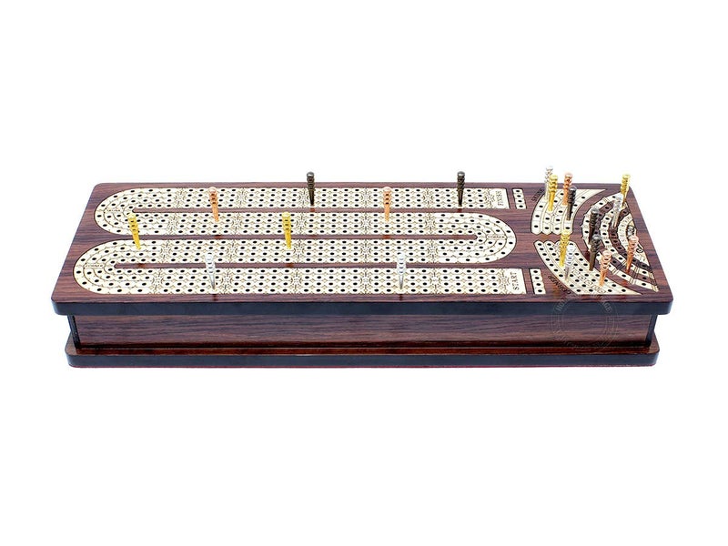 هاوس أوف كريبيدج House of Cribbage - Board Cribbage المستمر/صندوق مرصع في Rosewood/Maple: 4 أدراج جانبية مع حقول وضع علامات على الدرجات لزوايا الظربان وفازت بالألعاب - Image 4