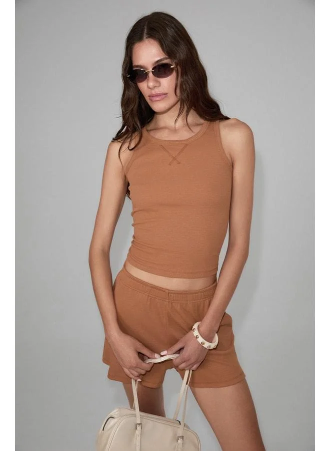 إتيكيت طقم LUMEX للنساء من القطن العضوي بنسيج ناعم ومطاطي باللون البيج للعلوي والسفلي.