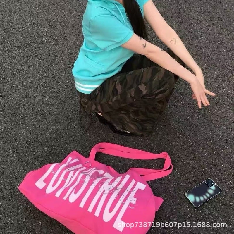 حقيبة كتف قماشية كبيرة بسعة عالية من LUV IS TRUE مع أحرف مرصعة - Image 4