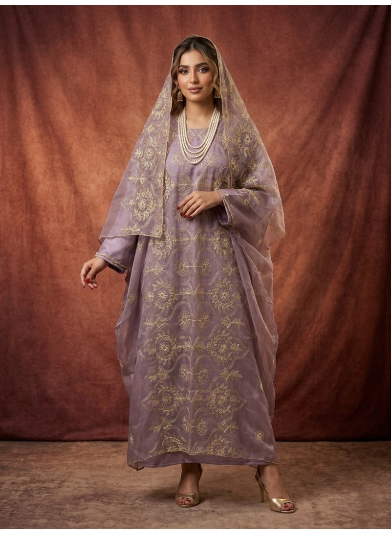 BHNS A luxurious embroidered Hijazi-Hashemi organza embroidered jalabiya - a traditional Madani women's 3-piece set (dress, lining, and veil) perfect for National Day, Founding Day, celebrations, engagements, weddings, and other occasions. - Image 1