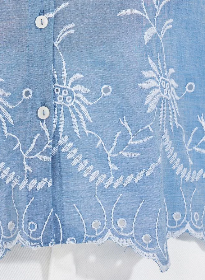 ستايلي بلوزة مٌطرّزة بتفاصيل فتحات مع أكمام مكبلة