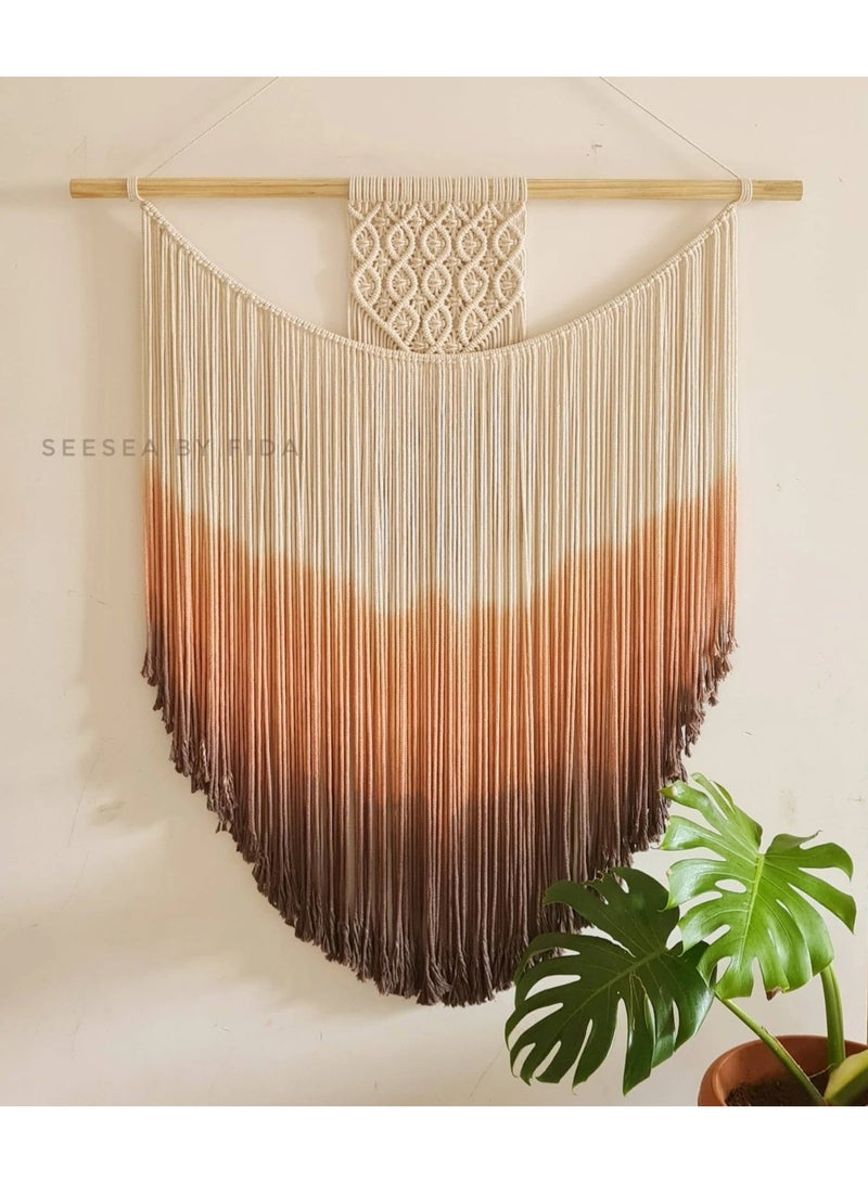 انتيكيانو "قطعة مكرمية جدارية أنيقة مصنوعة يدويًا من خيوط القطن الطبيعي، بتصميم بوهيمي بسيط يضفي لمسة دافئة وعصرية على أي مساحة. مثالية لتزيين غرف النوم، المعيشة أو حتى المداخل، وتعتبر خيارًا رائعًا كهدية لعشاق الديكور اليدوي." - Image 1