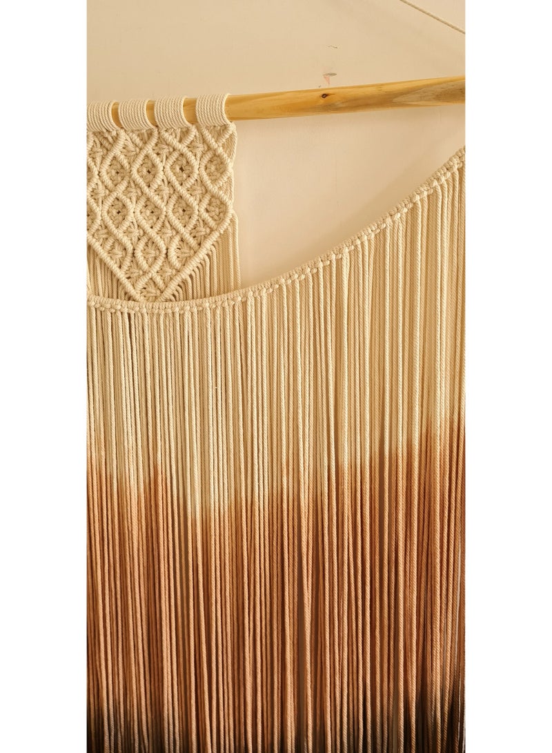 انتيكيانو "قطعة مكرمية جدارية أنيقة مصنوعة يدويًا من خيوط القطن الطبيعي، بتصميم بوهيمي بسيط يضفي لمسة دافئة وعصرية على أي مساحة. مثالية لتزيين غرف النوم، المعيشة أو حتى المداخل، وتعتبر خيارًا رائعًا كهدية لعشاق الديكور اليدوي." - Image 3