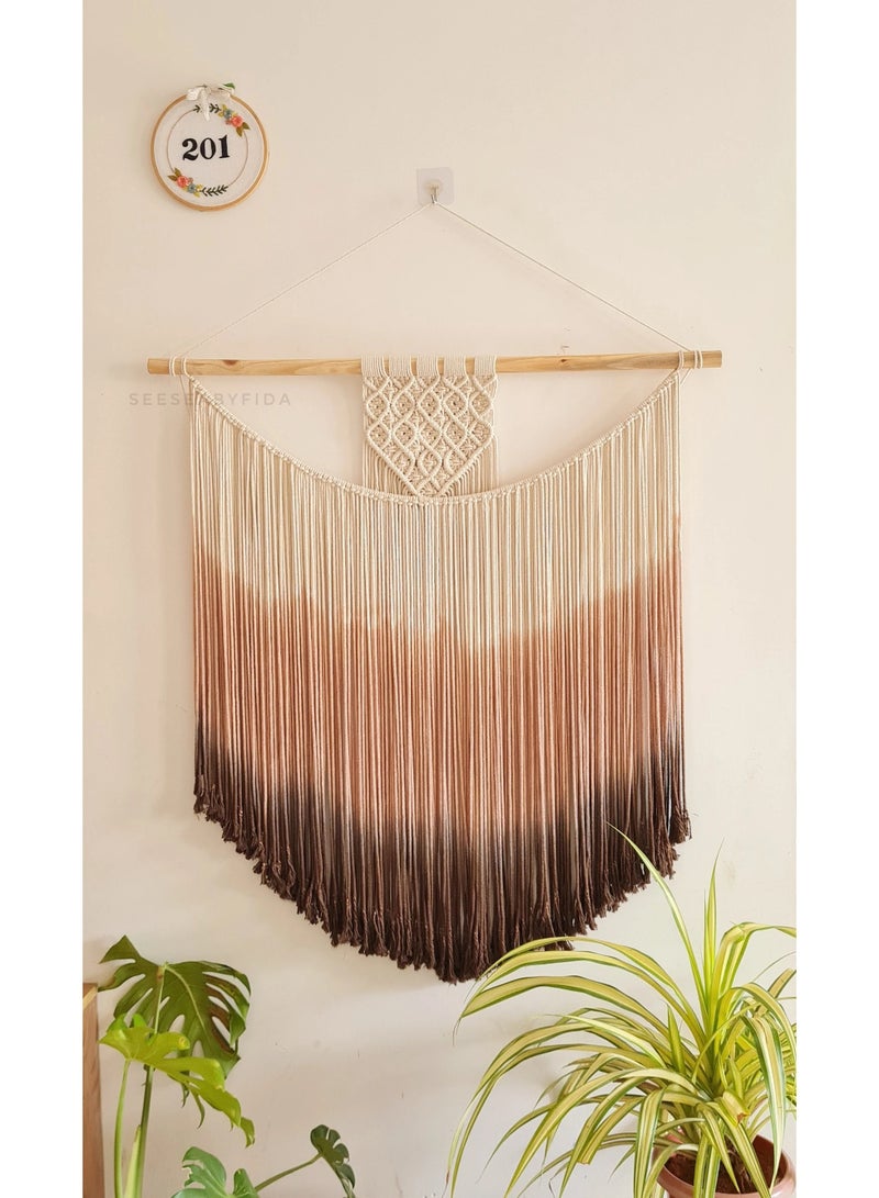 انتيكيانو "قطعة مكرمية جدارية أنيقة مصنوعة يدويًا من خيوط القطن الطبيعي، بتصميم بوهيمي بسيط يضفي لمسة دافئة وعصرية على أي مساحة. مثالية لتزيين غرف النوم، المعيشة أو حتى المداخل، وتعتبر خيارًا رائعًا كهدية لعشاق الديكور اليدوي." - Image 4