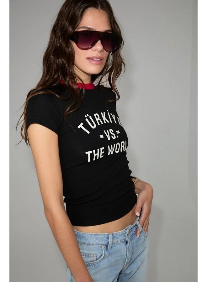 جريميلانج قميص T-Shirt أسود مطبوع خاص بكأس العالم من القطن العضوي مع قماش ناعم ومرن للنساء من ALMILA.