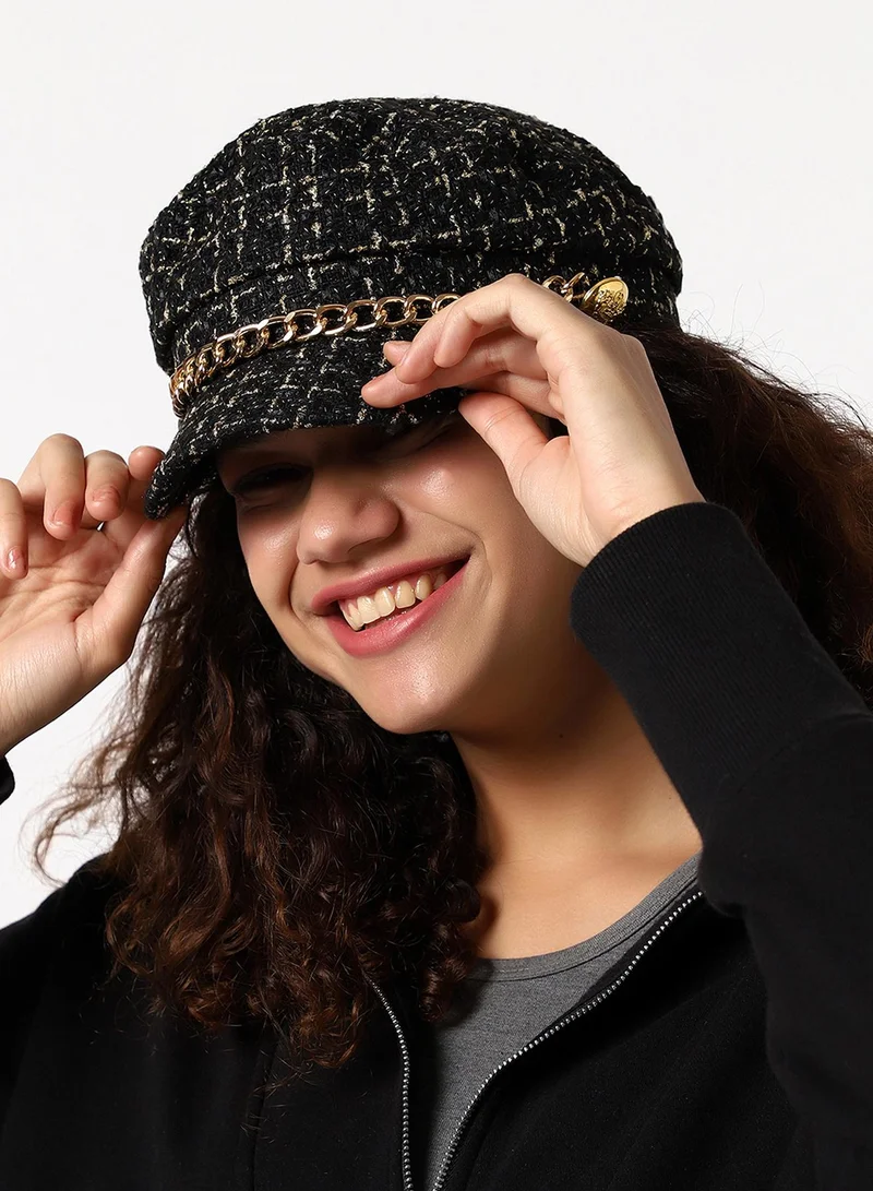 صوص هاوت قبعة بريتون سوداء بنقش بارز وتفاصيل سلسلة