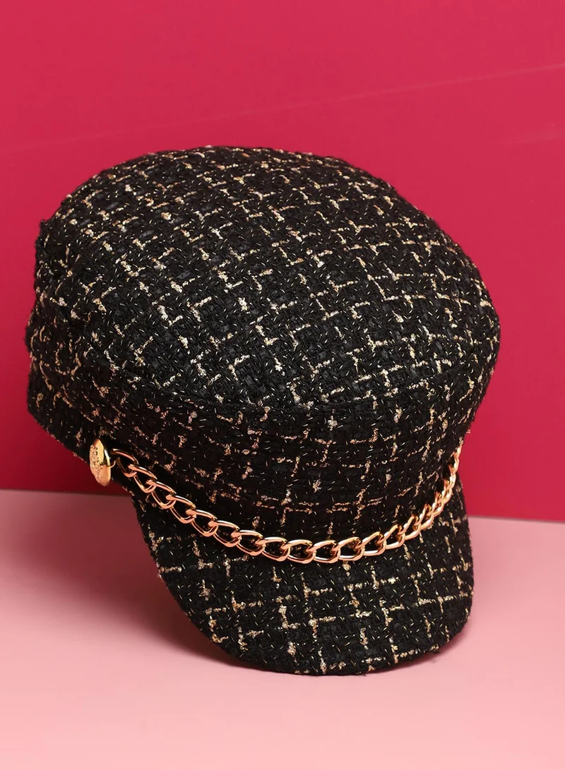 صوص هاوت قبعة بريتون سوداء بنقش بارز وتفاصيل سلسلة