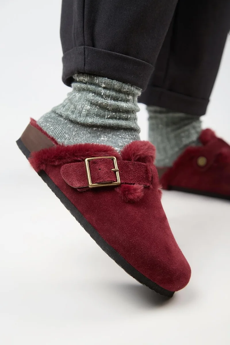 مانجيرو قباقيب نسائية من الجلد الطبيعي من مانيجيرو (زيتا 2 مبطنة بالفرو) باللون العنابي